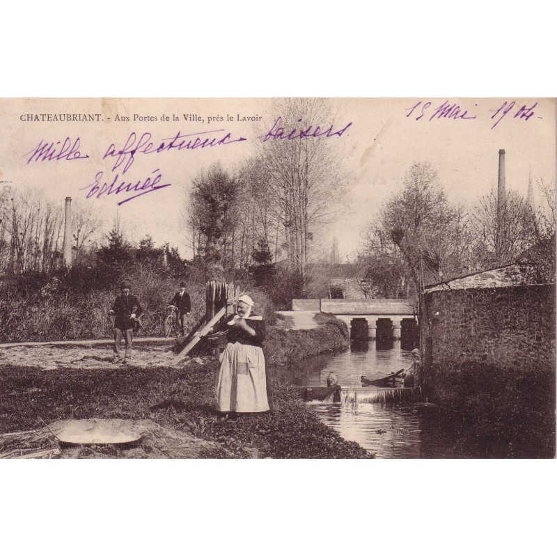 CHATEAUBRIANT - AUX PORTES DE LA VILLE - PRES DU LAVOIR - ANIMATION - CARTE DATEE DE 1904.