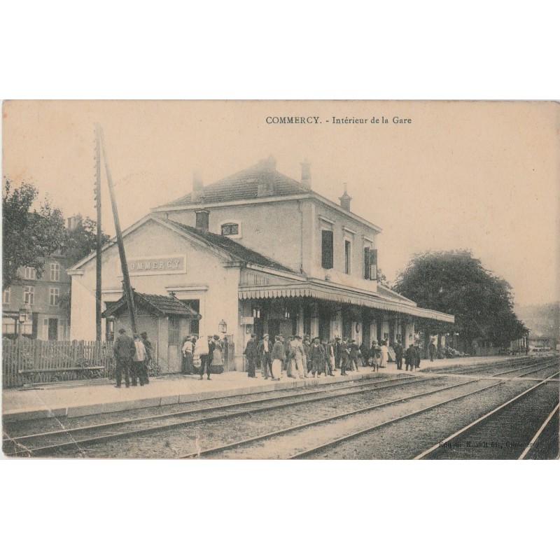 COMMERCY -  INTERIEUR DE LA GARE - ANIMATION - ATTELAGE - CARTE DATEE DE 1914.