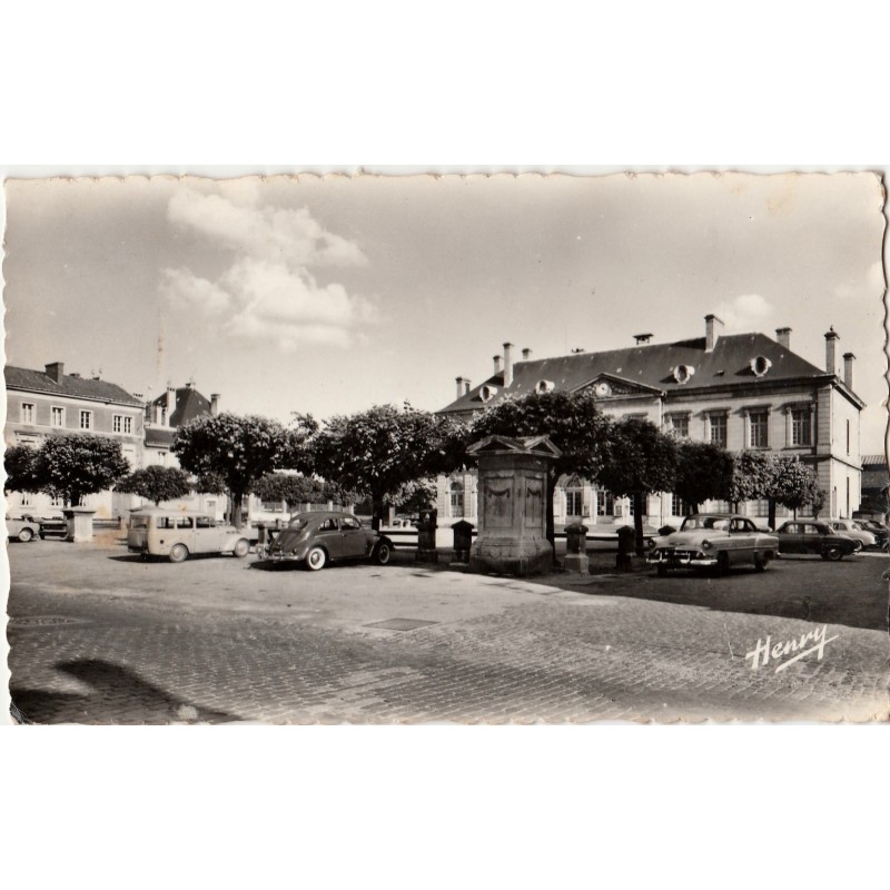 ETAIN - PLACE DE L'HOTEL DE VILLE - VOITURES - CARTE DATEE DE 1961.