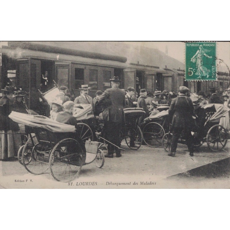 LOURDES - DEBARQUEMENT DES MALADES TRAIN - CARTE DATEE DE 1911.