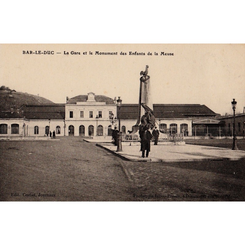 BAR LE DUC - LA GARE ET LE MONUMENT DES ENFANTS DE LA MEUSE - CARTE NON CIRCULEE.