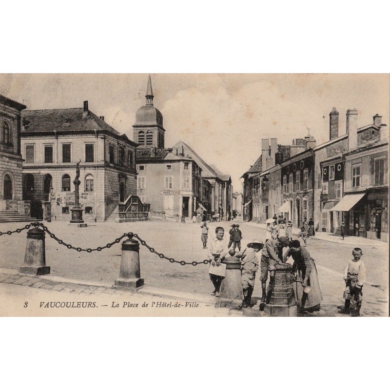 VAUCOULEURS - LA PLACE DE L'HOTEL DE VILLE - ANIMATION - ENFANTS - CARTE DATEE DE 1915.