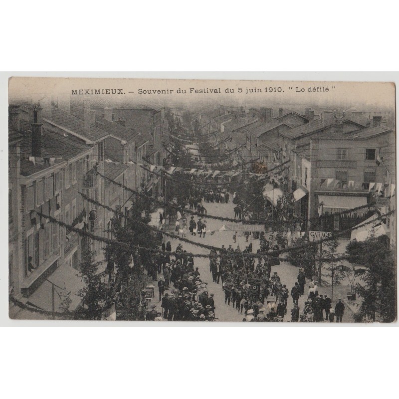MEXIMIEUX - SOUVENIR DU FESTIVAL DU 5 JUIN 1910 - LE DEFILE - CARTE AVEC TEXTE EN FRANCHISE MILITAIRE.