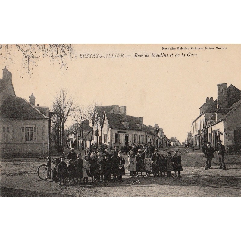 BESSAY SUR ALLIER - RUES DE MOULINS ET DE LA GARE - ENFANTS - ANIMATION - CARTE NON CIRCULEE.