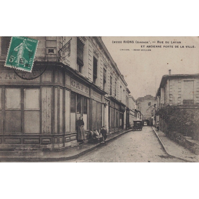 RIONS - RUE DU LHYAN ET ANCIENNE PORTE DE LA VILLE - CARTE DATEE DE 1911.
