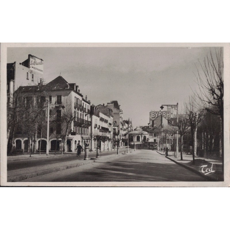 VICHY - AVENUE ALBERT 1er - AU FOND LA SOURCE DE L'HOPITAL - CARTE DATEE DE 1946.