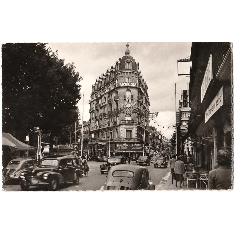 VICHY - PLACE VICTOR HUGO - CARTE DATEE DE 1961.