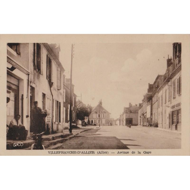 VILLEFRANCHE D'ALLIER - AVENUE DE LA GARE - CARTE AVEC TEXTE.