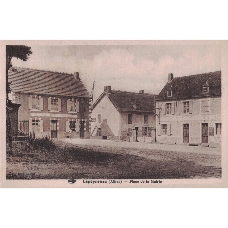 LAPEYROUSE - PLACE DE LA MAIRIE - CARTE NON CIRCULEE.