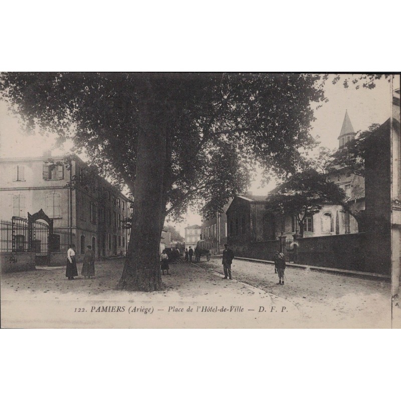 PAMIERS - PLACE DE L'HOTEL DE VILLE - ANIMATION - CARTE AVEC TEXTE.
