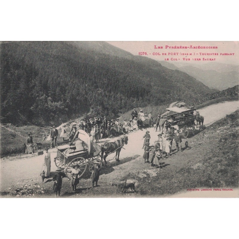 MASSAT - COL DE PORT - TOURISTES PASSANT LE COL - LE COL - VUE VERS SAURAT -  CARTE AVEC TEXTE.