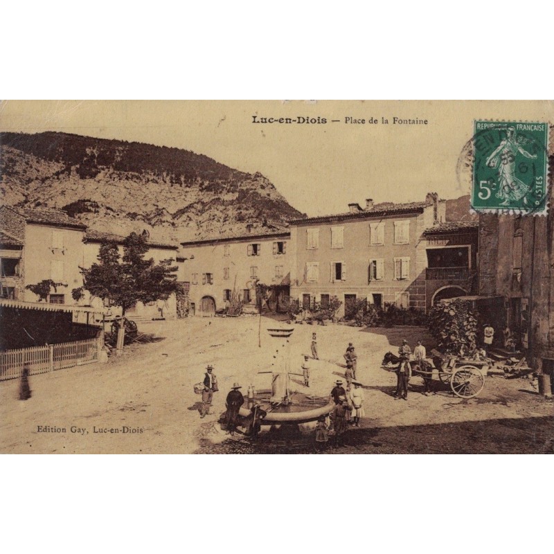 LUC EN DIOIS - PLACE DE LA FONTAINE - ANIMATION - ATTELAGE - CARTE DATEE DE 1908.