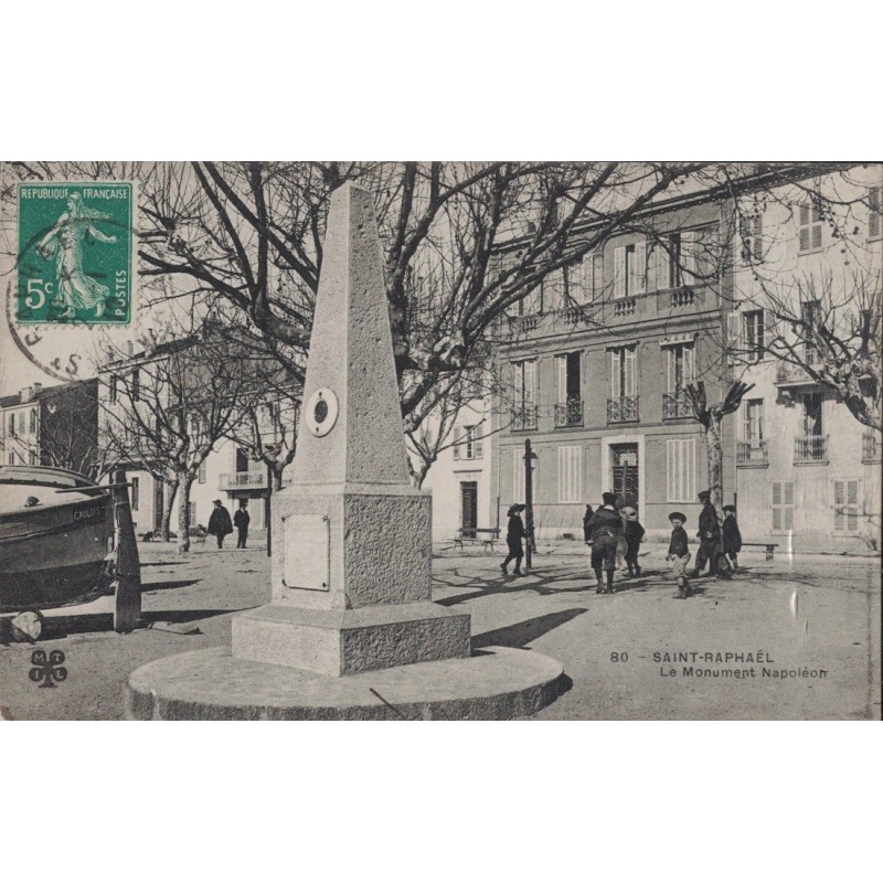 SAINT RAPHAEL -LE MONUMENT NAPOLEON - ANIMATION - ENFANTS - CARTE DATEE DE 1912.