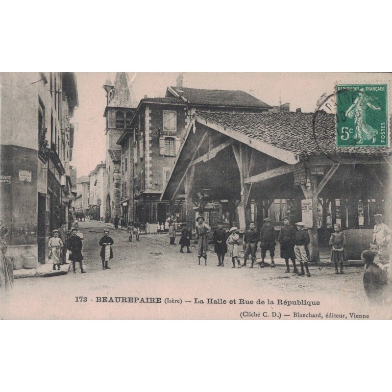 BEAUREPAIRE - LA HALLE ET RUE DE LA REPUBLIQUE - ANIMATION - ENFANTS - CARTE DATEE DE 1908.