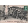BEAUREPAIRE - LA HALLE ET RUE DE LA REPUBLIQUE - ANIMATION - ENFANTS - CARTE DATEE DE 1908.