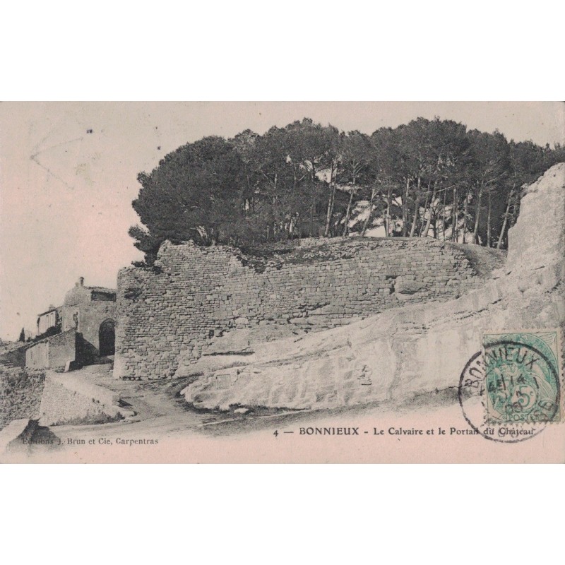 BONNIEUX - LA CALVAIRE ET LE PORTAIL DU CHATEAU - CARTE DATEE DE 1903 ET TAXEE.