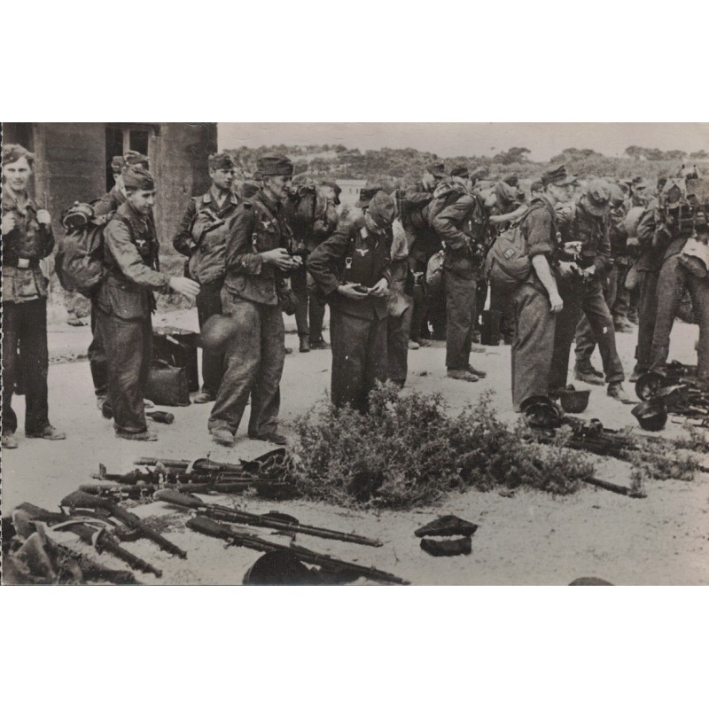 MARSEILLE - REDDITION DES FORTS DE LA FESTE ET DE LA VISTE - LES ALLEMANDS JETTENT LEURS ARMES  - CARTE NON CIRCULEE.