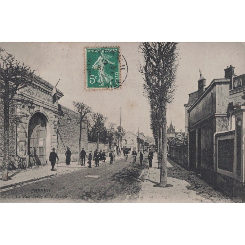 CORBEIL - LA RUE FERAY ET LA PRISON - MAISON D'ARRET ET DE CORRECTION - ANIMATION - CARTE DATEE DE 1908.