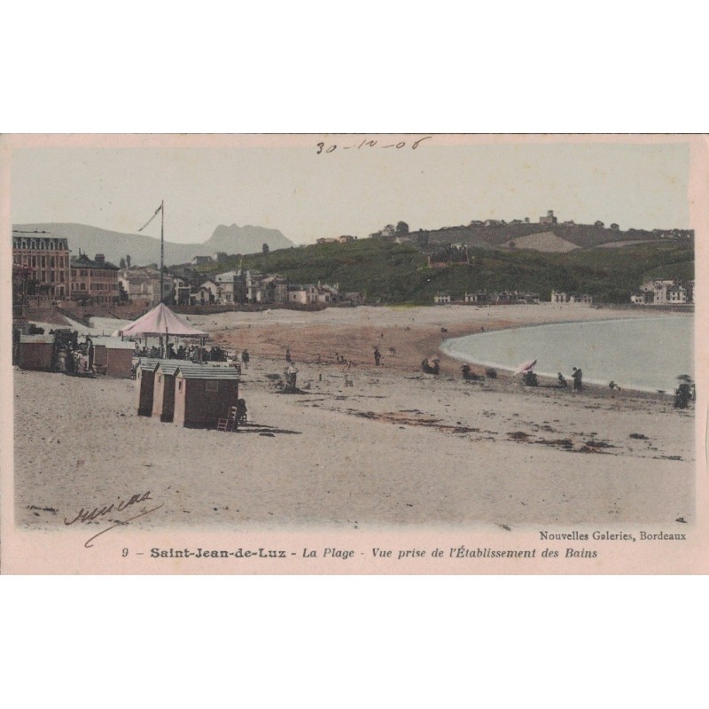 SAINT JEAN DE LUZ - LA PLAGE - VUE PRISE DE L'ETABLISSEMENT DES BAINS - COLORISEE - CARTE DATEE DE 1906.