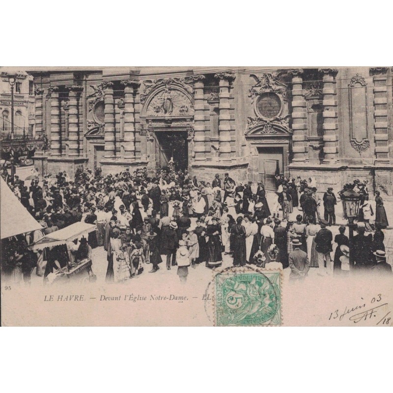 LE HAVRE - DEVANT L'EGLISE NOTRE DAME - ANIMATION - CARTE DATEE DE 1903.