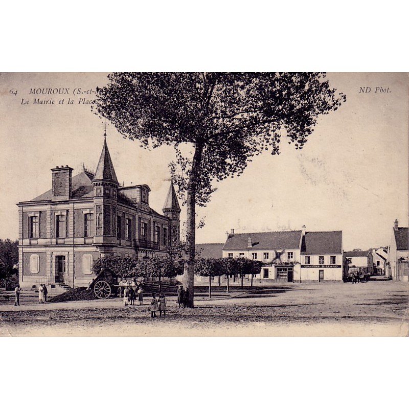 MOUROUX - LA MAIRIE ET LA PLACE - CARTE DATEE DE 1918.