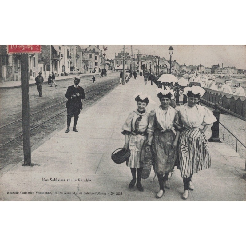 LES SABLES D'OLONNES - NOS SABLAISES SUR LE REMBLAI - ANIMATION - CARTE DATEE DE 1907.