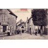 MONTIGNY SUR LOING - LA GRANDE RUE VERS LE CAFE DE L'UNION - MAGASIN PIECES AUTO-MOTO - ANIMATION - CARTE DATEE DE 1905.