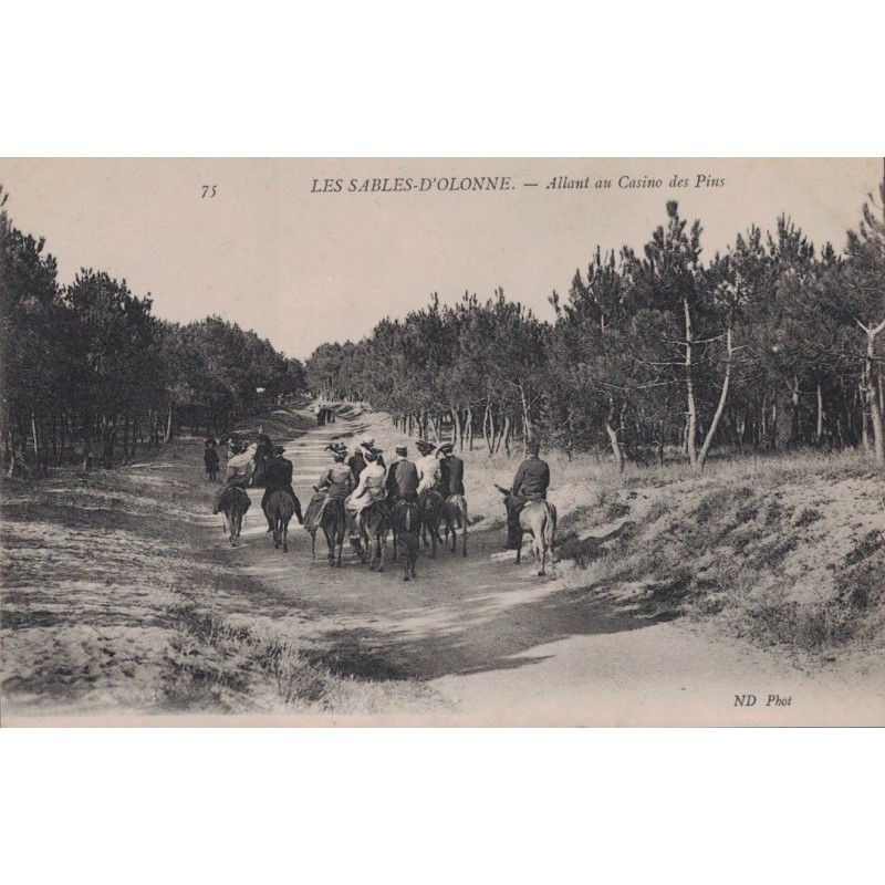 LES SABLES D'OLONNES - ALLANT AU CASINO DES PINS - PEU COURANTE - NON CIRCULEE.