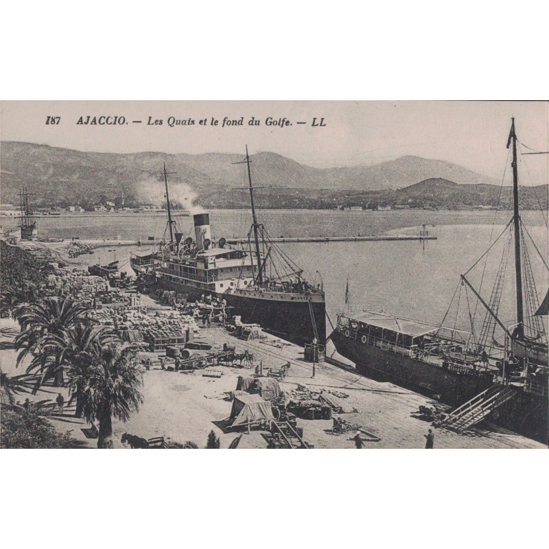 AJACCIO - LES QUAIS ET LE FOND DU GOLFE -  CARTE NON CIRCULEE.