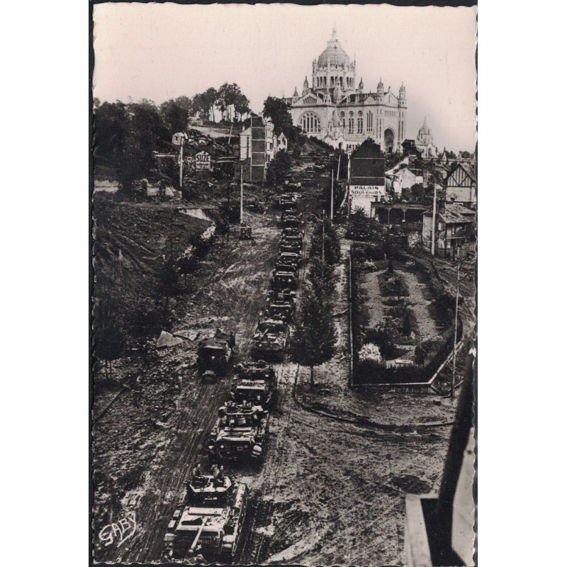 LISIEUX - ENTREE DES TROUPES ALLIES A LISIEUX - CARTE NON CIRCULEE.