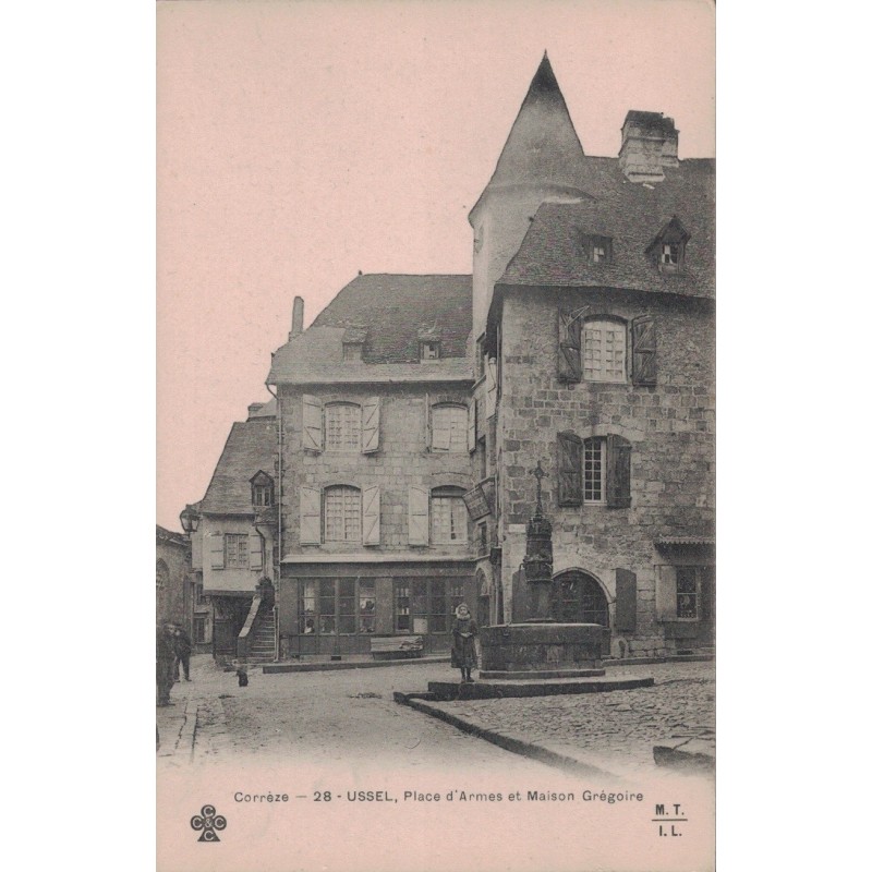 USSEL - PLACE D'ARMES ET MAISON GREGOIRE - CARTE NON CIRCULEE.