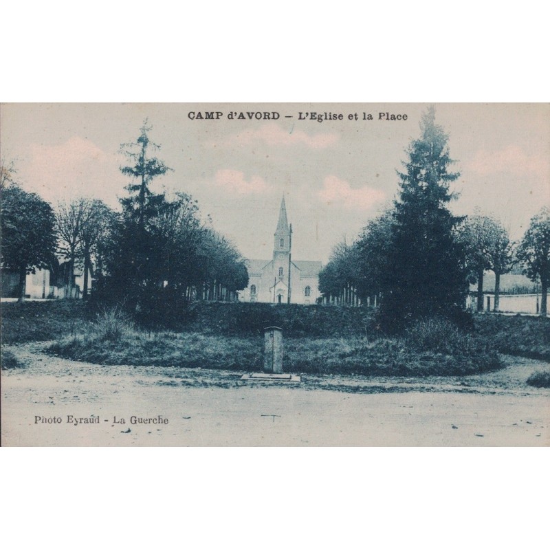 AVORD - CAMP - L'EGLISE ET LA PLACE - CARTE DATEE DE 1924.