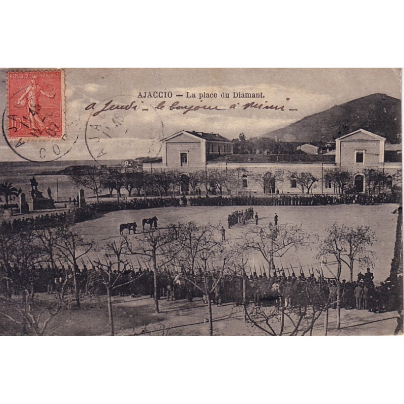 AJACCIO - LA PLACE DU DIAMANT - PARADE MILITAIRE - CARTE DATEE DE 1907.