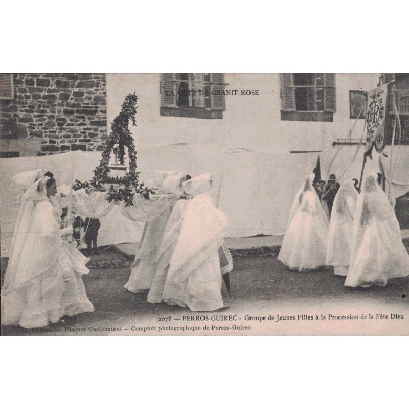 PERROS GUIREC - GROUPE DE JEUNES FILLES A LA PROCESSION DE LA FETE DIEU - CARTE NON CIRCULEE NEUVE.