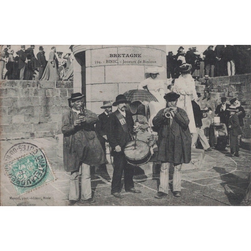 BINIC - JOUEURS DE BINIOUS - CARTE DATEE DE 1905.