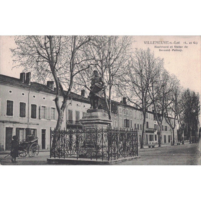 VILLENEUVE SUR LOT - BOULEVARD ET LA STATUE DE BERNARD PALISSY - CARTE NON CIRCULEE.