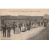 AURAY - TROIS NOCES REUNIES - LE CORTEGE A LA SORTIE DE L'EGLISE - CARTE AVEC TEXTE.