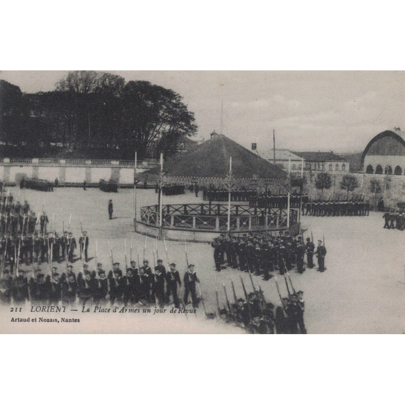 LORIENT - LA PLACE D'ARMES UN JOUR DE REVUE - DEFILE - CARTE DATEE DE 1916.