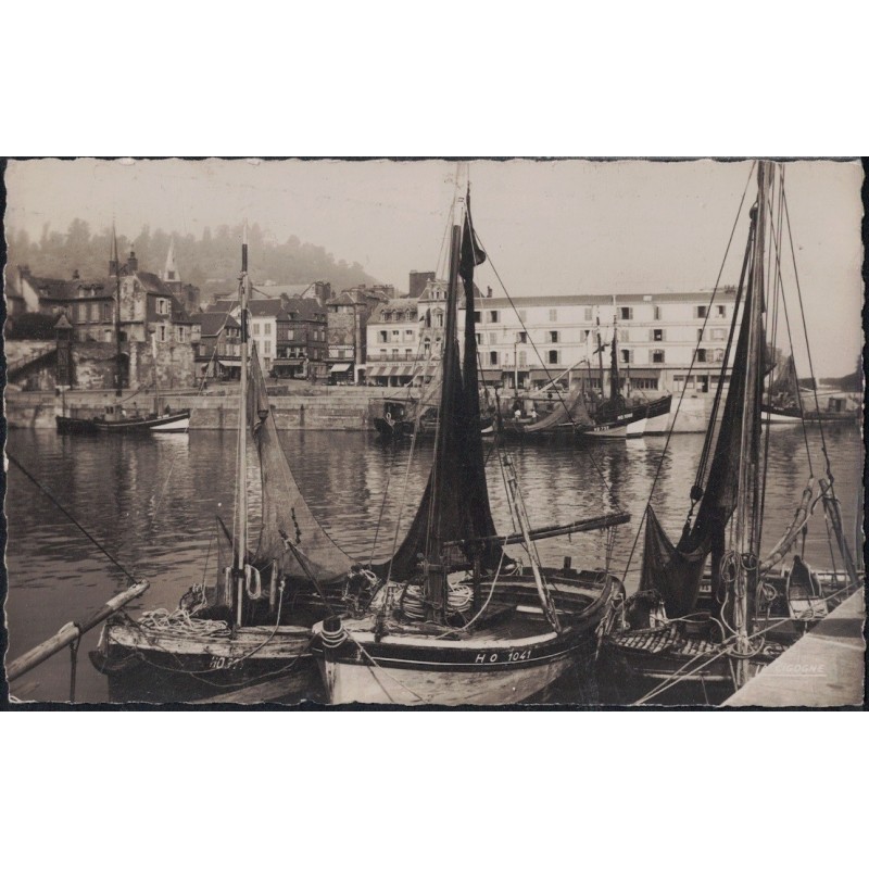 HONFLEUR - LES QUAIS ET BATEAUX DE PECHE - CARTE DATEE DE 1953.