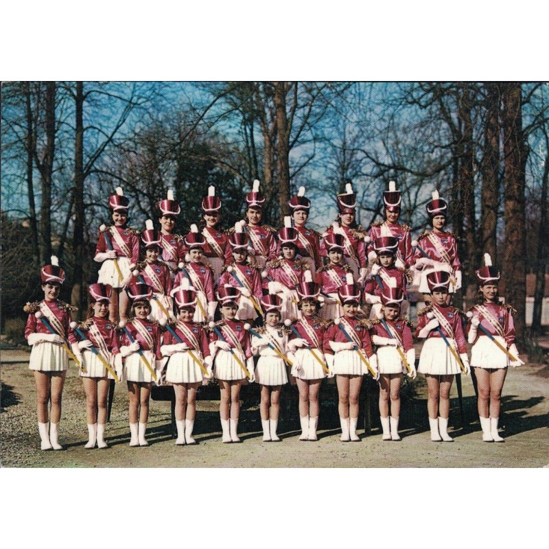 NUITS SAINT GEORGES - LES MAJORETTES - CARTE NON CIRCULEE.