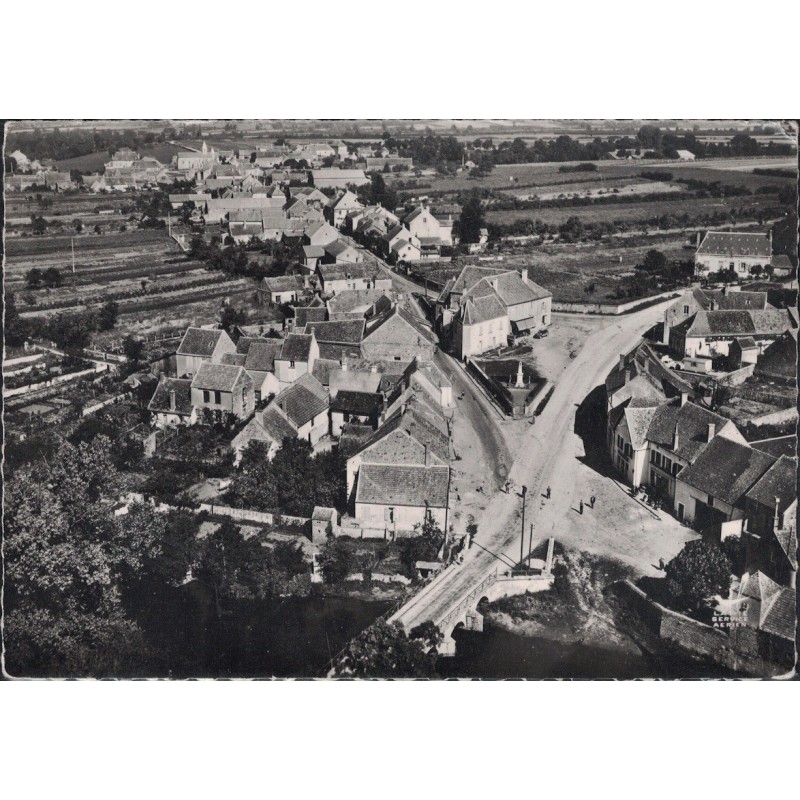 TOUTRY - VUE GENERALE - LA PLACE DU MONUMENT - CARTE DATEE DE 1957.