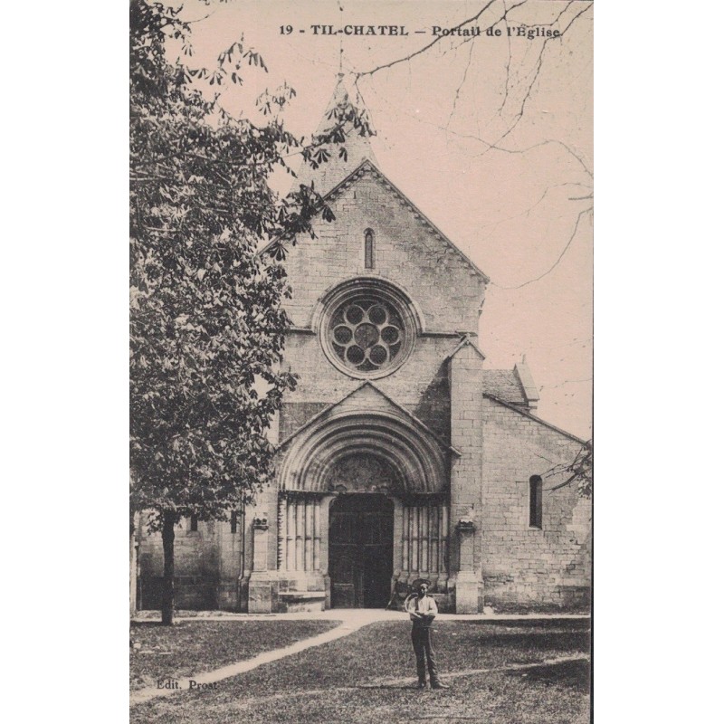 TIL CHATEL - PORTAIL DE L'EGLISE - ANIMATION - CARTE POSTALE NON CIRCULEE.