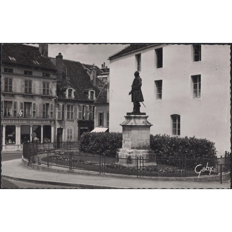 MONTBARD - STATUE DE BUFFON - COMMERCE - CARTE POSTALE NON CIRCULEE.