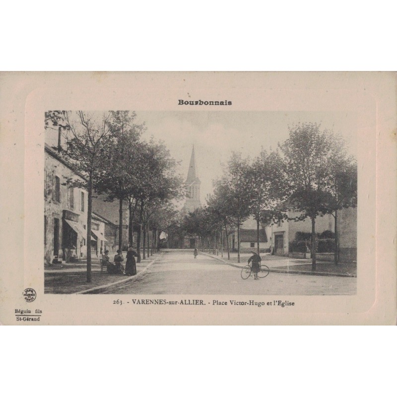 VARENNES SUR ALLIER - PLACE VICTOR HUGO ET L'EGLISE - CARTE DATEE DE 1910.