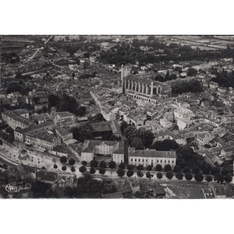 CONDOM - VUE GENERALE AERIENNE ET LA CATHEDRALE - CARTE DATEE DE 1960.