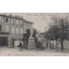 AUCH - LA STATUE ET LA PLACE VILLARET JOYEUSE - BOULANGERIE - CARTE DATEE DE 1905.