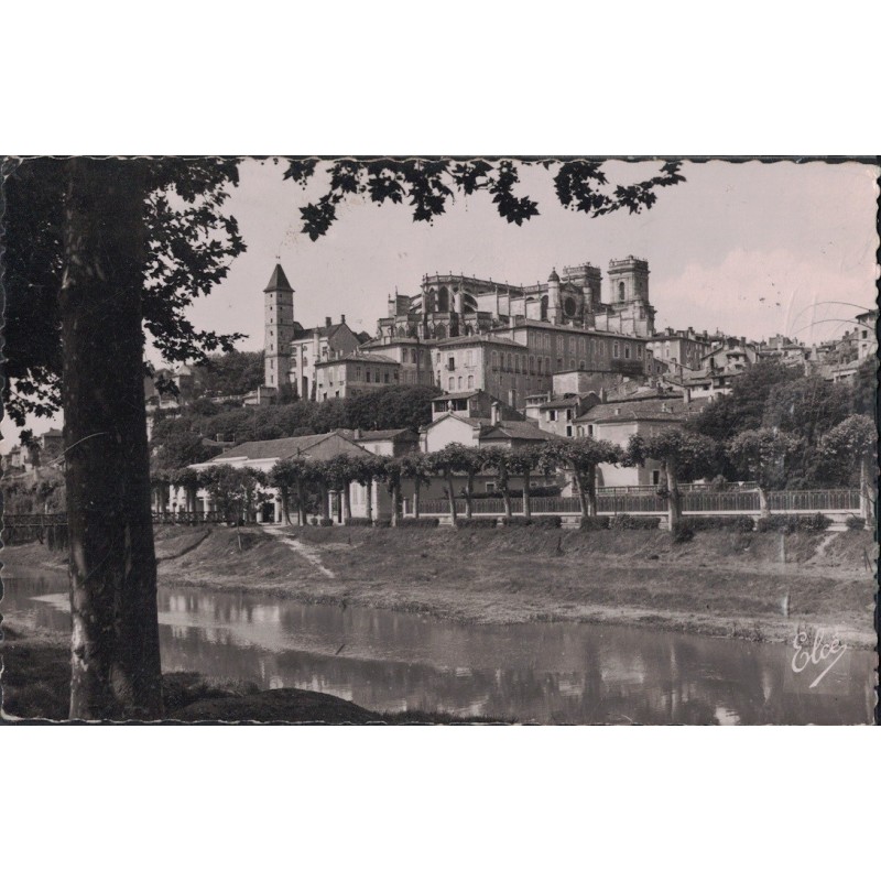 AUCH - VUE SUR LA CATHEDRALE ET LA VILLE - CARTE DATEE DE 1954.