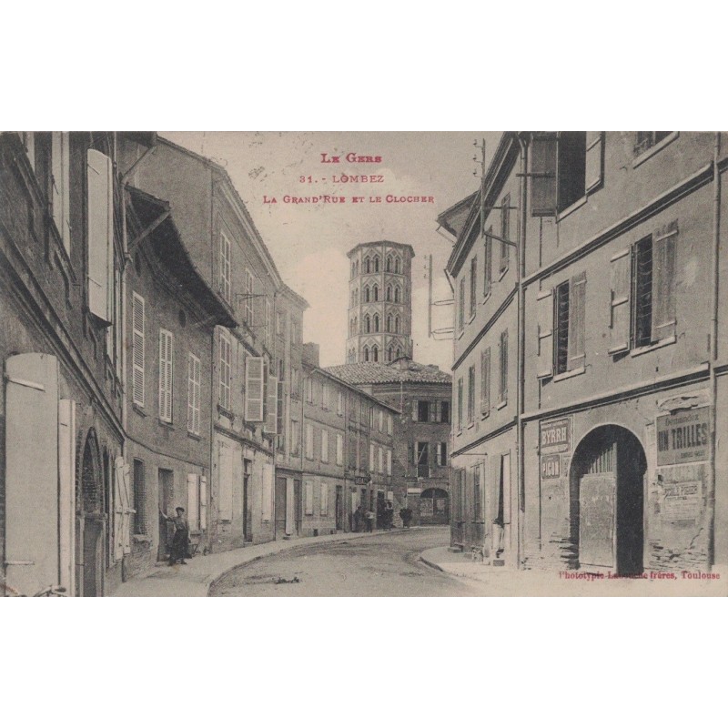 LOMBEZ - LA GRAND'RUE ET LE CLOCHER - VERSO CACHET 17e REGION HOPITAL N°65 Bis DE LOMBEZ - CARTE DATEE DE 1915.