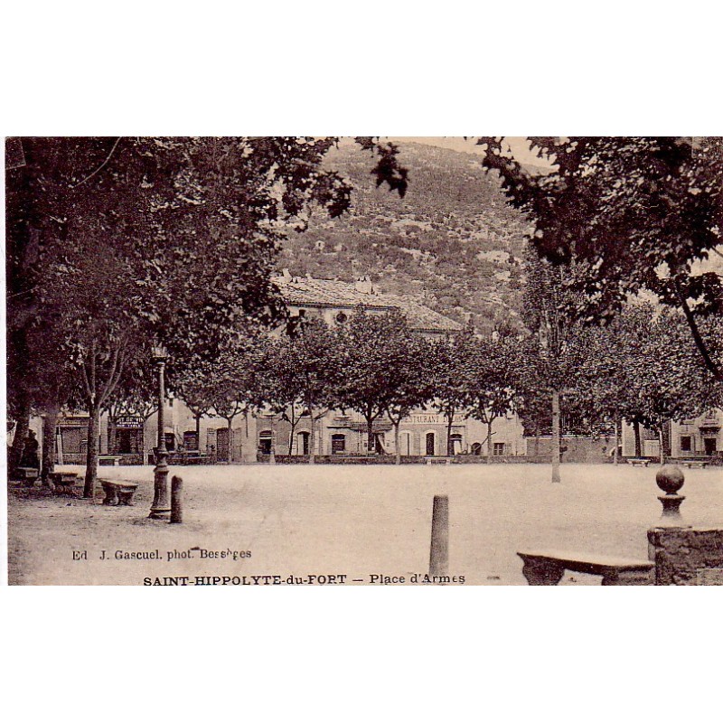 SAINT HIPPOLYTE DU FORT - PLACE D'ARMES - CARTE DATEE DE 1919.