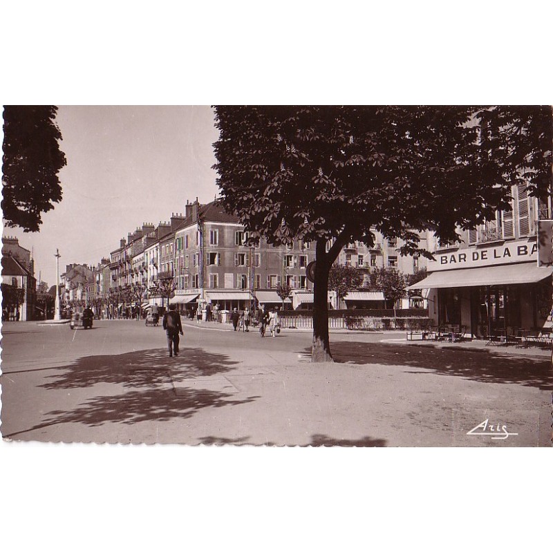 LE CREUSOT - AVENUE MARECHAL FOCH - LES BOUTIQUES - CARTE DATEE DE 1951.